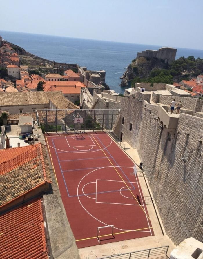 Баскетбольная площадка на крыше
