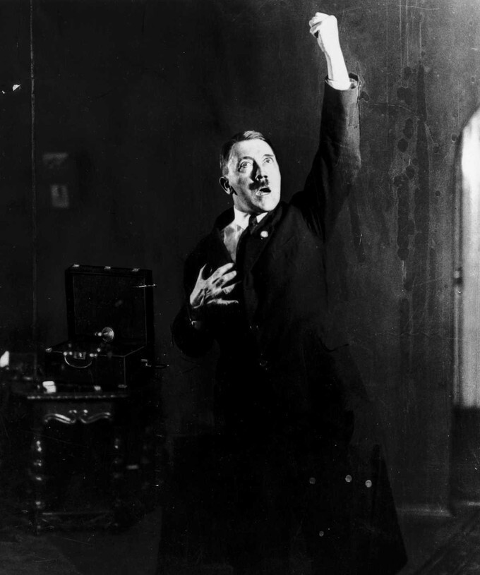 Фотографии репетиций Гитлера, которые должны были быть уничтожены