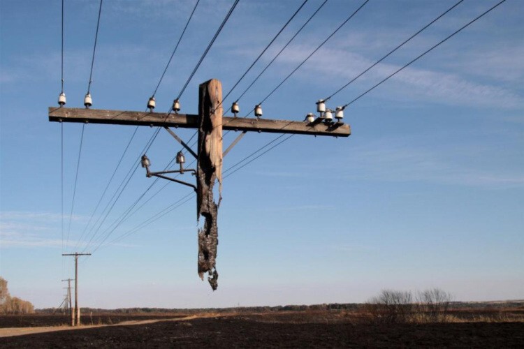 Обгоревший столб повис на проводах около поселка Рудня Волгоградской области.