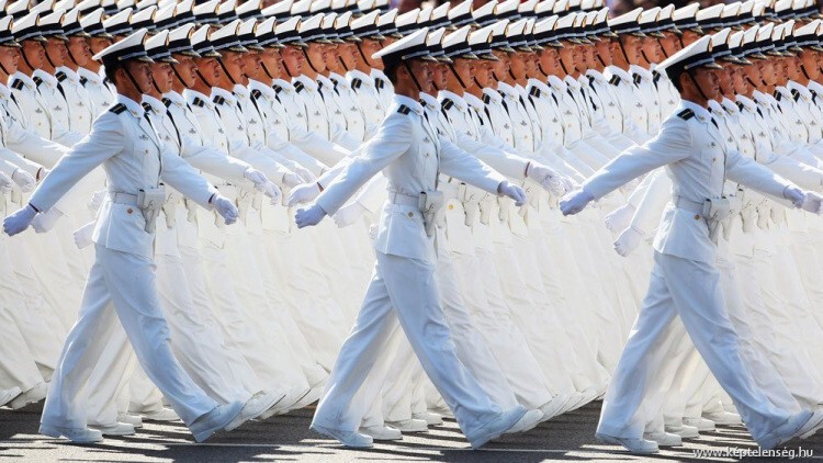 Китайские военнослужащие на параде выглядят сюрреалистично.