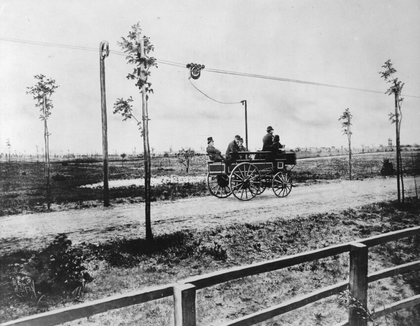 1882г. Мужчины управляют электрическим автомобилем Сименса и Хальске в окресностях Берлина.