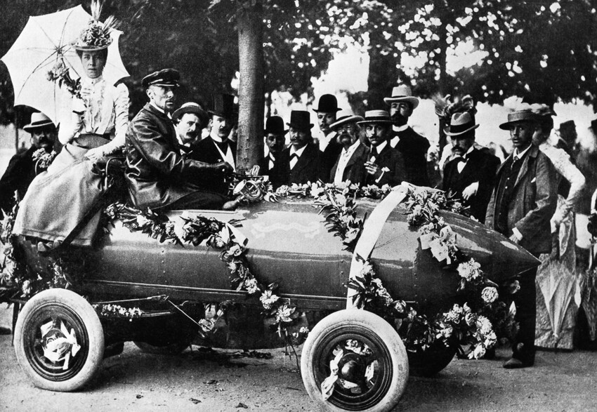 1899г. Камиль Женатци в машине собственного дизайна неподалеку от Парижа. Первый человек, достигший скорости в 100 км\ч в автомобиле.
