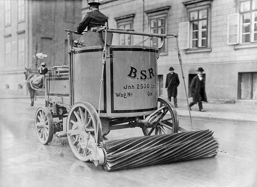 1907г. Берлин, электрочистильщик улиц работает на дорогах города.