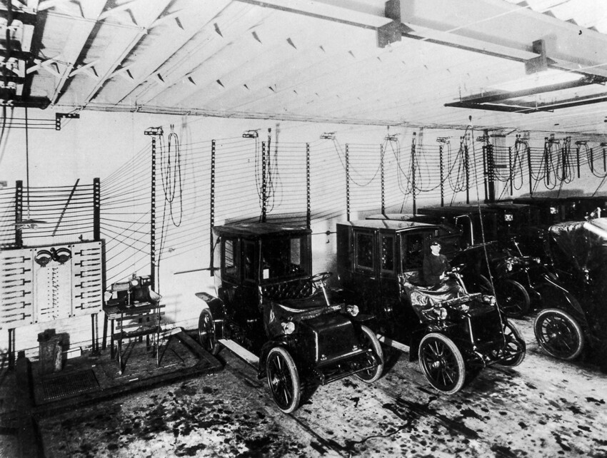 1909г. Машины заряжаются на электрической подстанции.