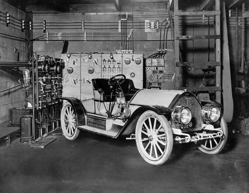 1910г. Зарядная установка с выпрямителем электротока заряжает электоавтомобиль в гараже в Кливленде, Огайо.