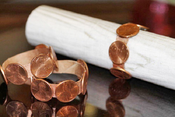 Обклеить монетами кольцо и использовать его как фиксатор для салфеток и праздничных писем — неожиданная идея.