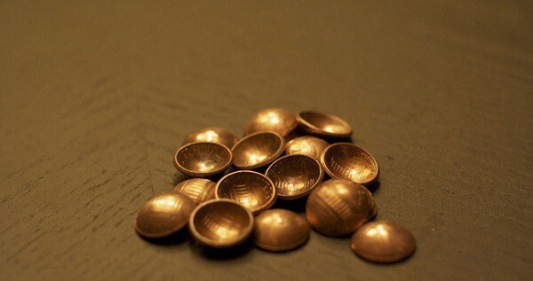 Кнопки из монет — дополнение к одежде свободного стиля.