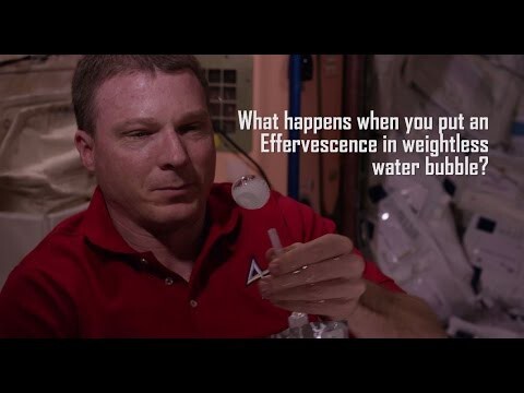 космонавты прикалываются - в каплю воды добавили шипучую таблетку 