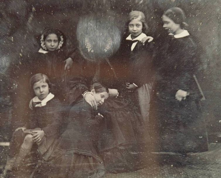 Королева Виктория с детьми, 1852 г. Королева лично стерла с фотокарточки своё лицо – ей не понравилось, как она получилась