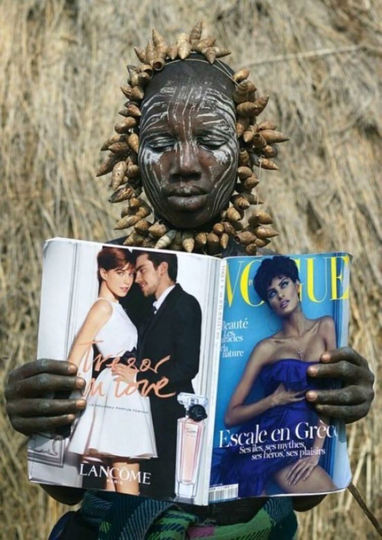 Женщина племени Мурси впервые смотрит журнал «Vogue», Эфиопия