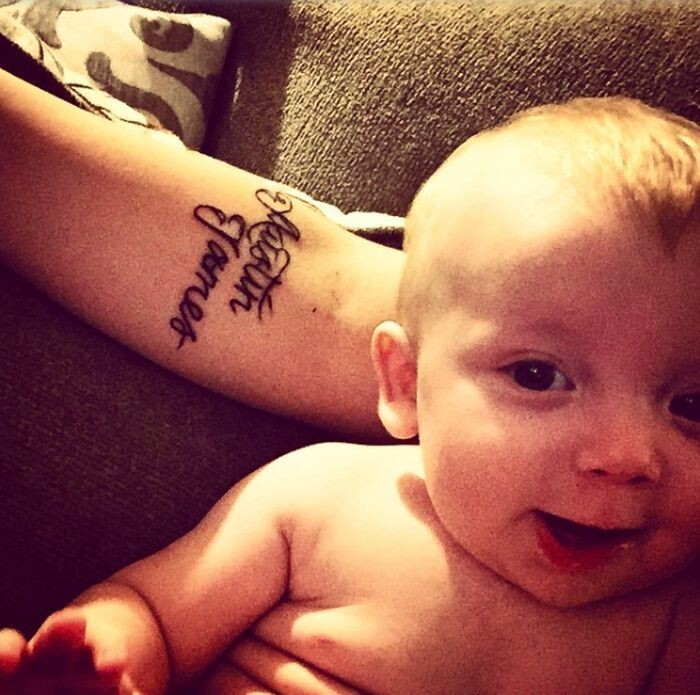 Если в доме есть чернила, то наверняка на вашей руке скоро появится "татуировка" с именем вашего ребенка.