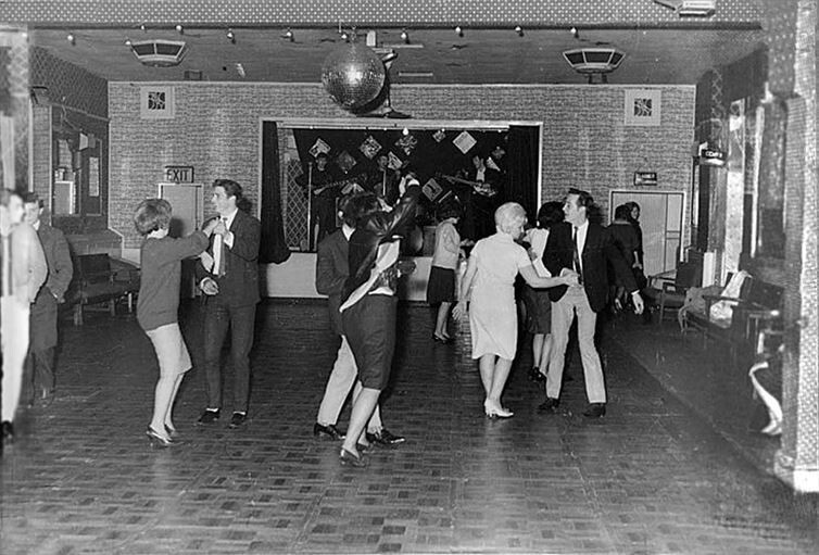 13. The Beatles поют для 18 человек в скромном клубе городка Олдершот в декабре 1961 года. Они стали суперзвездами через полтора года