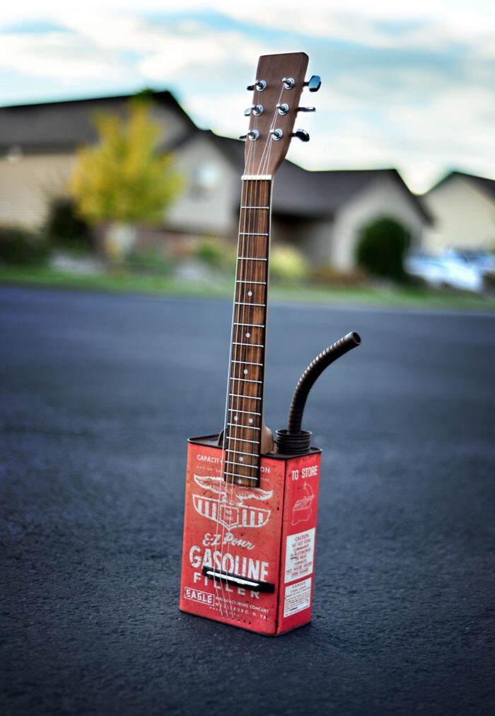 8. Акустическая гитара из канистры для бензина