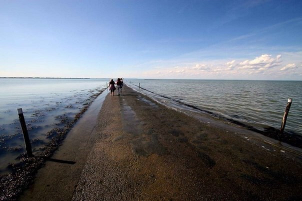 Эта дорога уходит под воду дважды в сутки