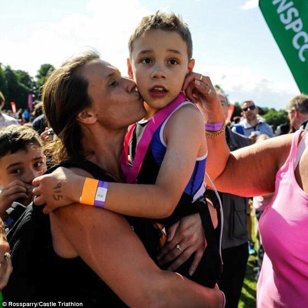 8-летний Бэйли празднует со своей мамой Джулией у финишной линии турнира по триатлону 