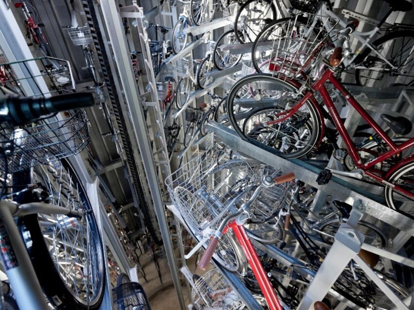 7. Подземные парковки для велосипедов в Токио (Япония).