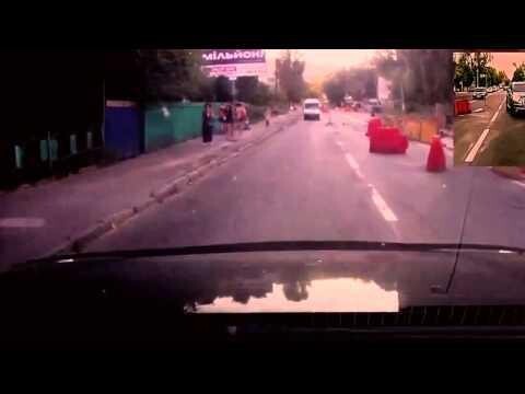Бронеавтомобиль сносит ограждения в Киеве 