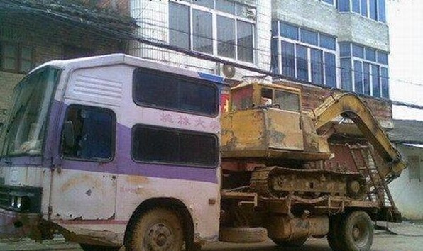 2. Китайцы приспосабливают старые автобусы к перевозке строительной техники. 