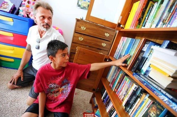 Этот 12-летний мальчик был вынужден читать почтовый спам, потому что у него не было книг 