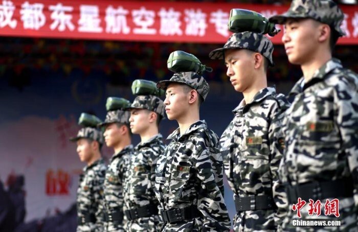 Военная подготовка студентов в китайском колледже.