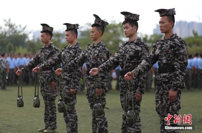 Военная подготовка студентов в китайском колледже.