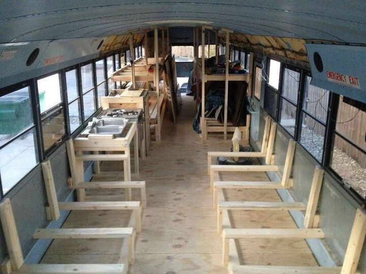 Выпускники колледжа превратили старый школьный автобус в эпичный дом 