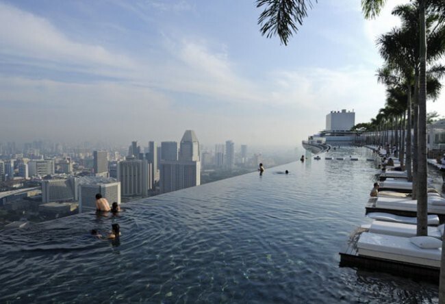 Курортно-гостиничный центр с бассейном на крыше, Сингапур