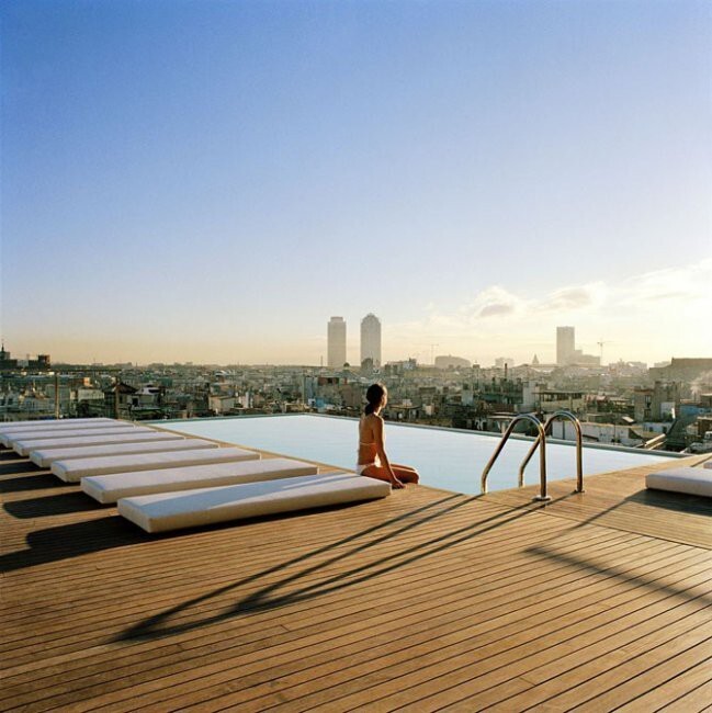 Деревянная крыша и бассейн отеля Grand Hotel Central, Барселона, Испания
