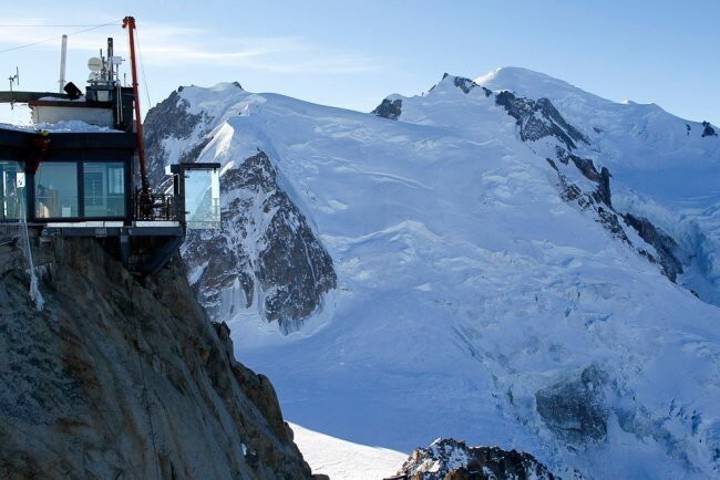 Эгюий-дю-Миди – одна из самых популярных горных вершин во французских Альпах среди туристов после Монблана: ежедневно на неё поднимается более 2.000 человек – туристы, альпинисты, сноубордисты и другие любители активного отдыха.