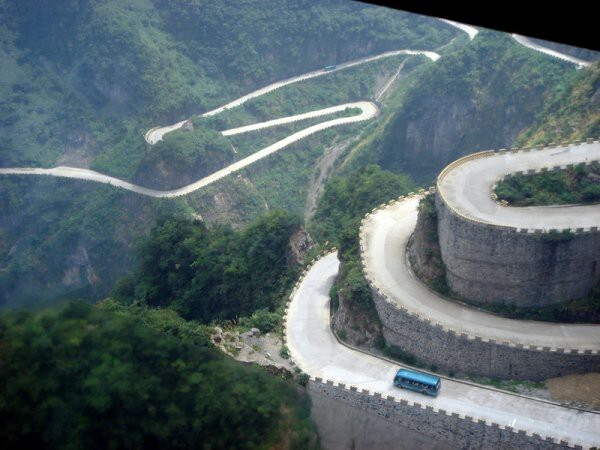 Самая низкая часть дороги находится на 200 метров ниже уровня моря, а самая высокая - выше 1300 метров. Эту дорогу еще называют "Дорогой 99-ти поворотов" Стоит отметить, что число 9 для китайцев счастливое.