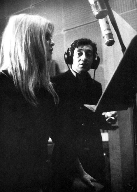 3. На фото Бриджит Бардо и Сердж Генсбур в студии, 1967