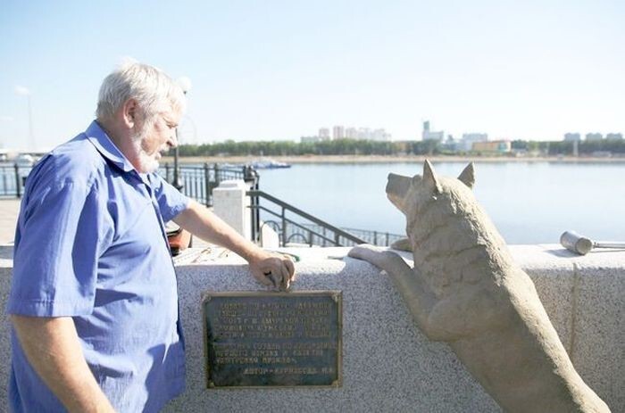 На набережной Благовещенска установили памятник псу по кличке Дружок