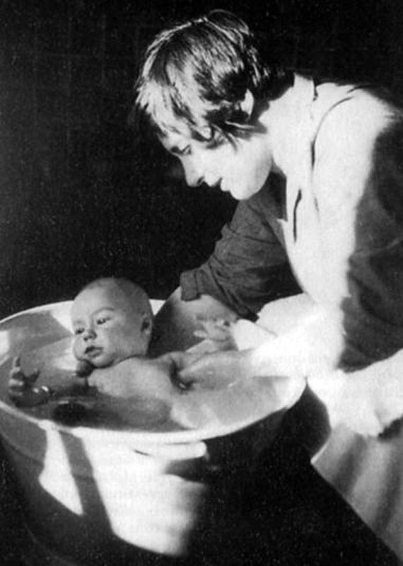 4. Будущий ведущий передачи Очевидное-невероятное Сережа Капица с мамой Анной Алексеевной, 1928 год 