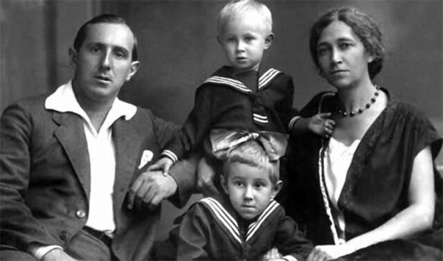 1. Леопольд Ростропович и Софья Федотова с сыном Мстиславом и дочерью Вероникой 