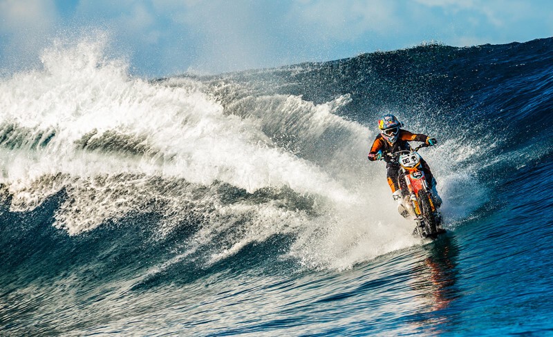 Невероятно австралийский каскадер проехал по воде на мотоцикле