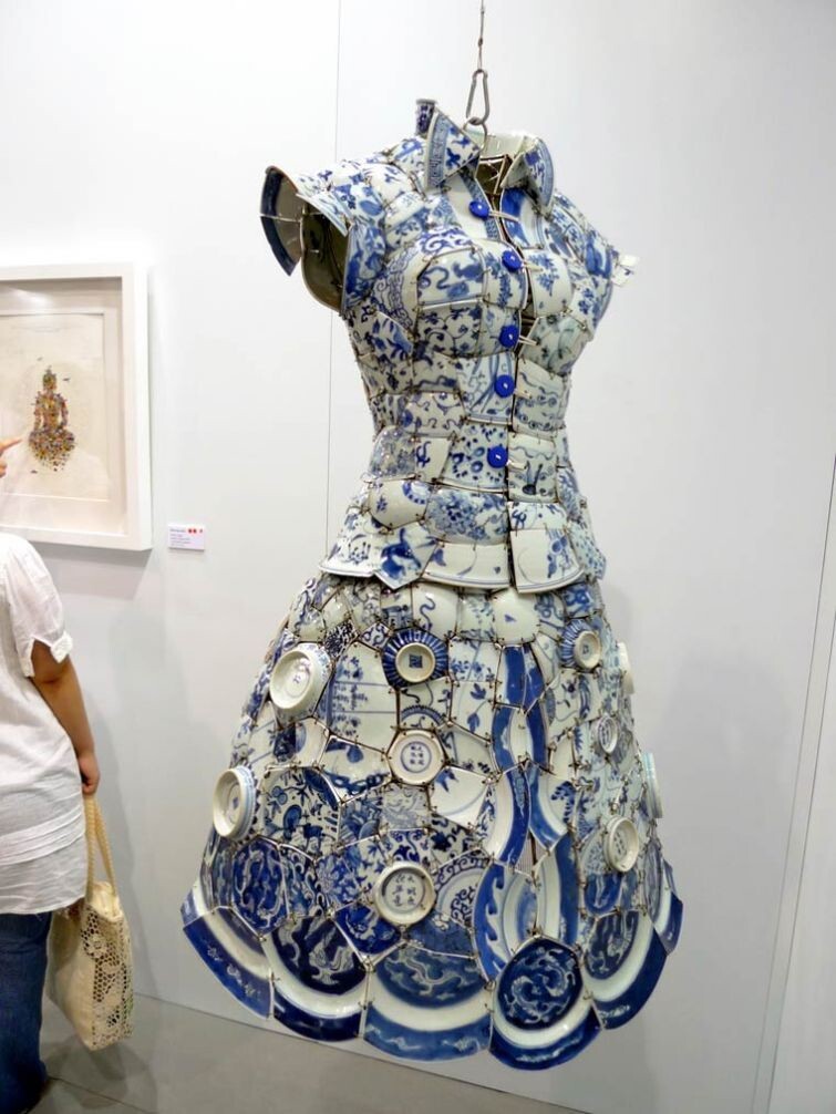 Хрупкая мода: платья и костюмы, сшитые из китайского фарфора
