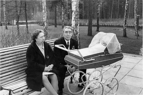 Леонид Брежнев с женой и правнучкой