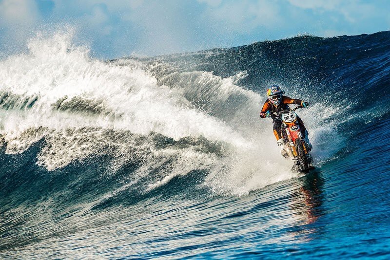 Каскадёр Робби Мэддисон проехался по волнам на Таити... на мотоцикле