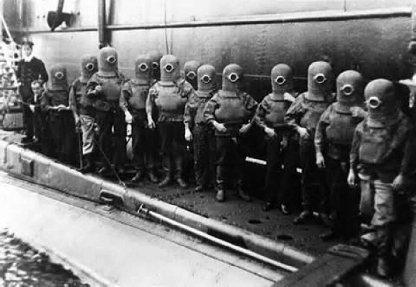16. Экипаж подводной лодки в скафандрах, 1908 год.