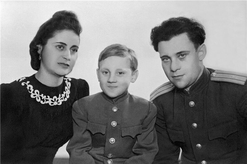 12. 10-летний Володя Высоцкий со своим отцом Семёном Владимировичем и мачехой Евгенией Степановной, 1948 год.
