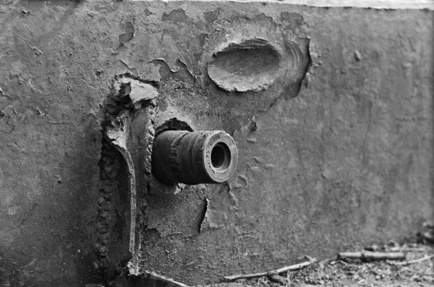 15. Немецкий снаряд застрял в броне советского танка КВ-1.