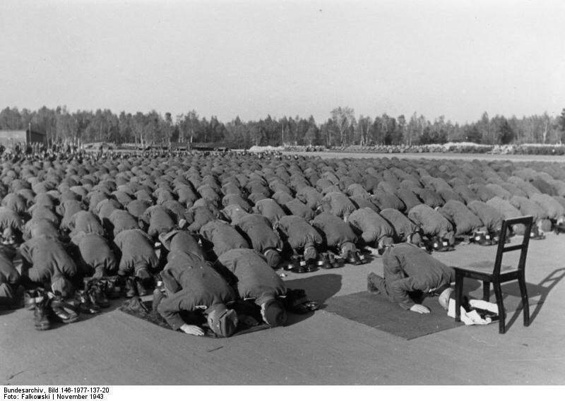 23. Бойцы мусульманской дивизии СС совершают молитву, ноябрь 1943 года.