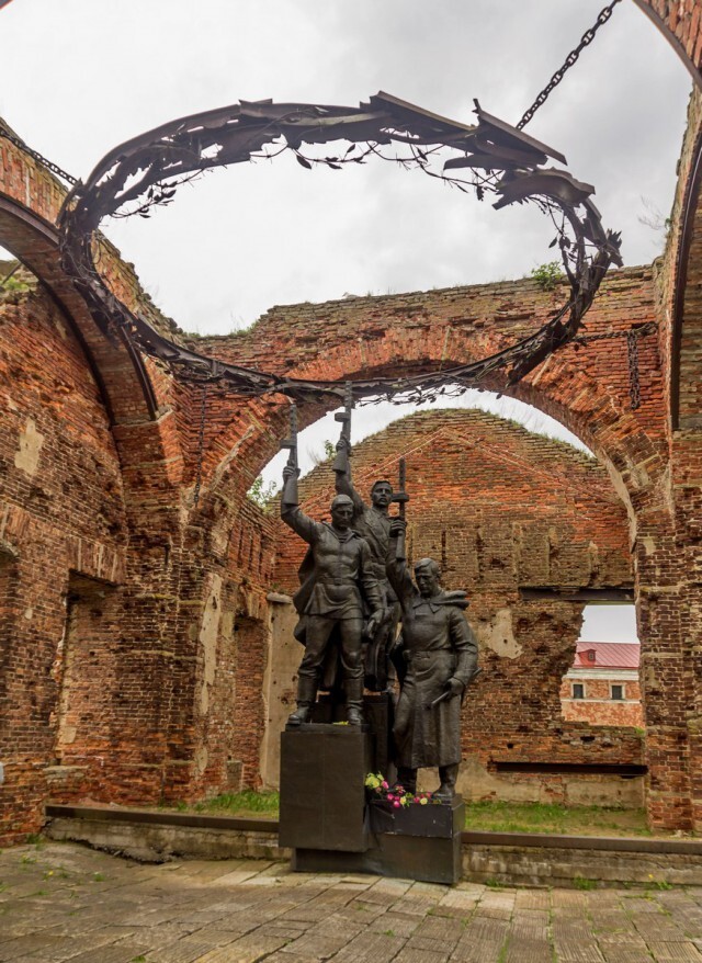 Памятник "Клятва" в Шлиссельбургской крепости. 