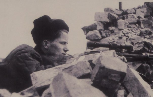 Снайпер Владимир Коньков на стенах крепости Орешек. 