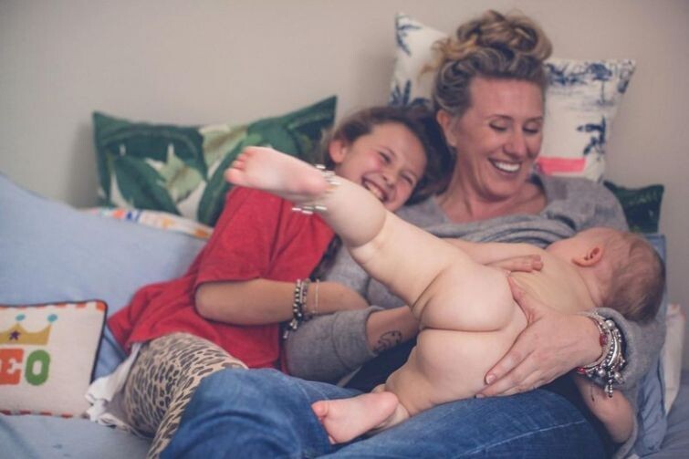 С молоком матери: запрещенные портреты кормящих мам в трогательной серии фотографий