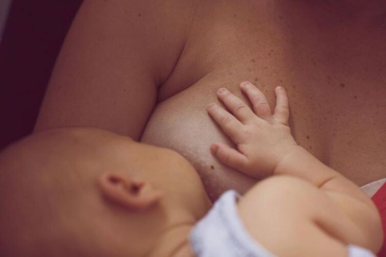 С молоком матери: запрещенные портреты кормящих мам в трогательной серии фотографий