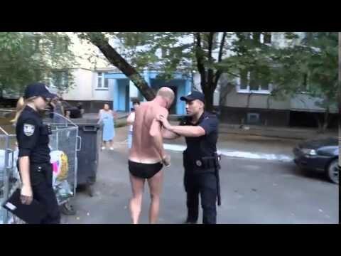 Нарушитель накинулся на патрульных Киева 