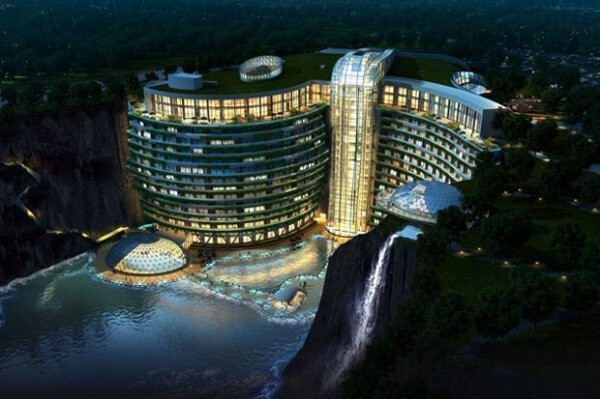 Инновационный дизайн роскошного курорта будет возвышаться над карьером глубиной в 100 метров всего на 2 этажа. Основные же развлекательные комплексы и комнаты для гостей будут располагаться под землей. Вместо того, чтобы высушить воду, находящуюся на