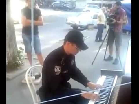 Полицейский на пианино 