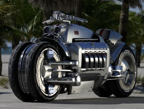 Самый дорогой мотоцикл Dodge Tomahawk V10 Superbike оценивается в 555 000 $. Это концептуальный супербайк с V-образным десятицилиндровым двигателем от знаменитого американского спорткара Dodge Viper мощностью 500 л.с. и объемом 8,3 литра.